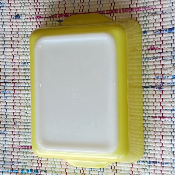 Pyrex~primary yellow refrigerator dish w/lid - Picture 2 of 11
